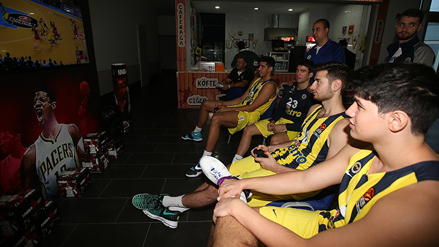 Fenerbahçe Erkek Basketbol Takımı Oyuncuları Medya Gününde NBA 2K17 Oynadı